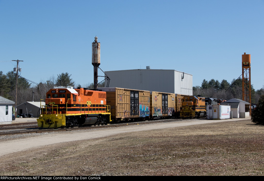 QGRY 3537 Leads 512 into Lewiston Jct. 